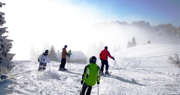 Skifahrer an der Ostabfahrt des Wendelsteingebiets