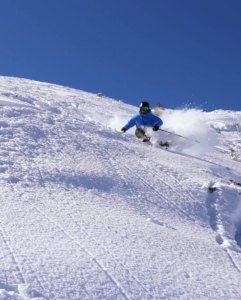 Skifahrer an steilem Skihang der Kampenwand